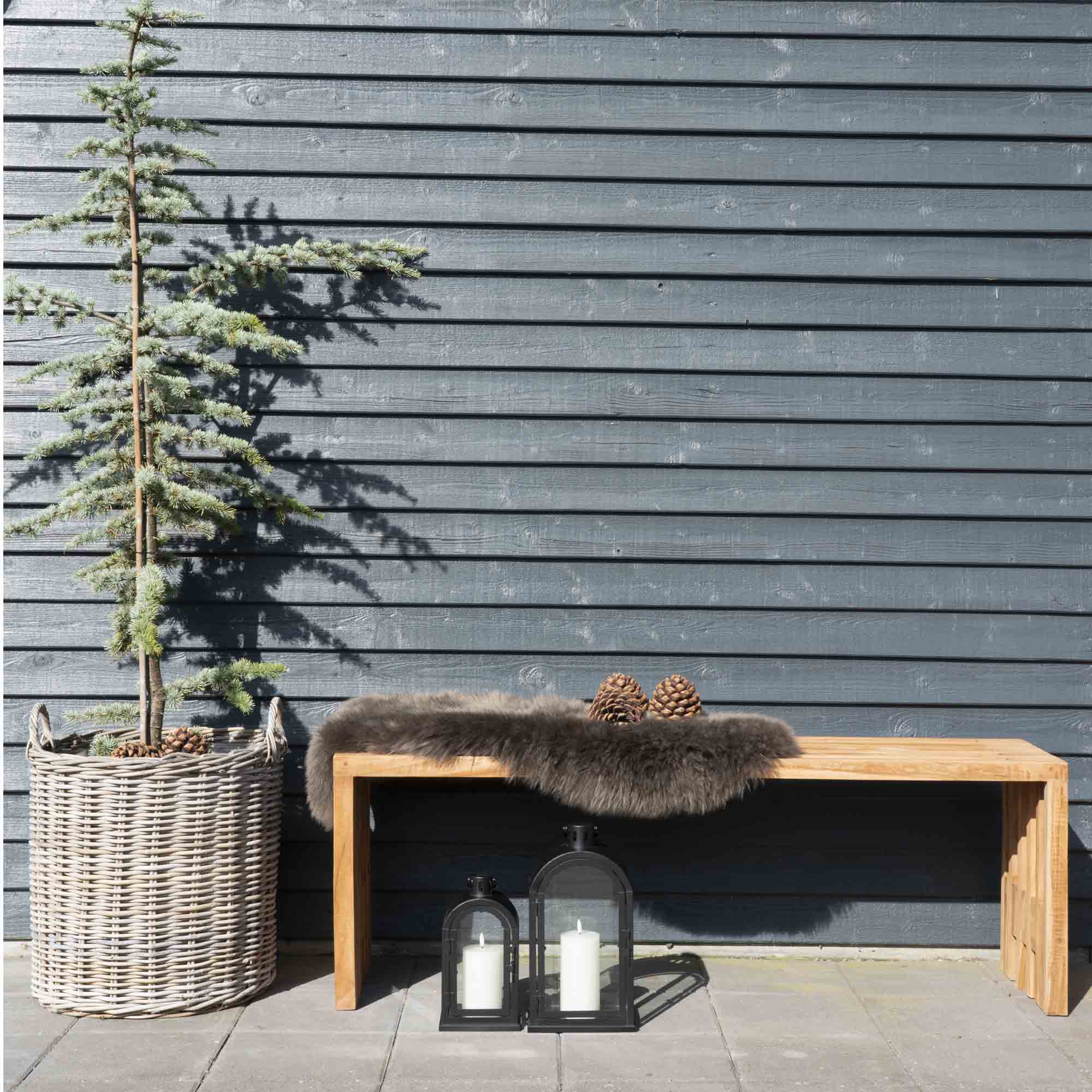 Grand cache-pot Indo rotin kubu sapin en ambiance façade grise hiver avec banc bois naturel