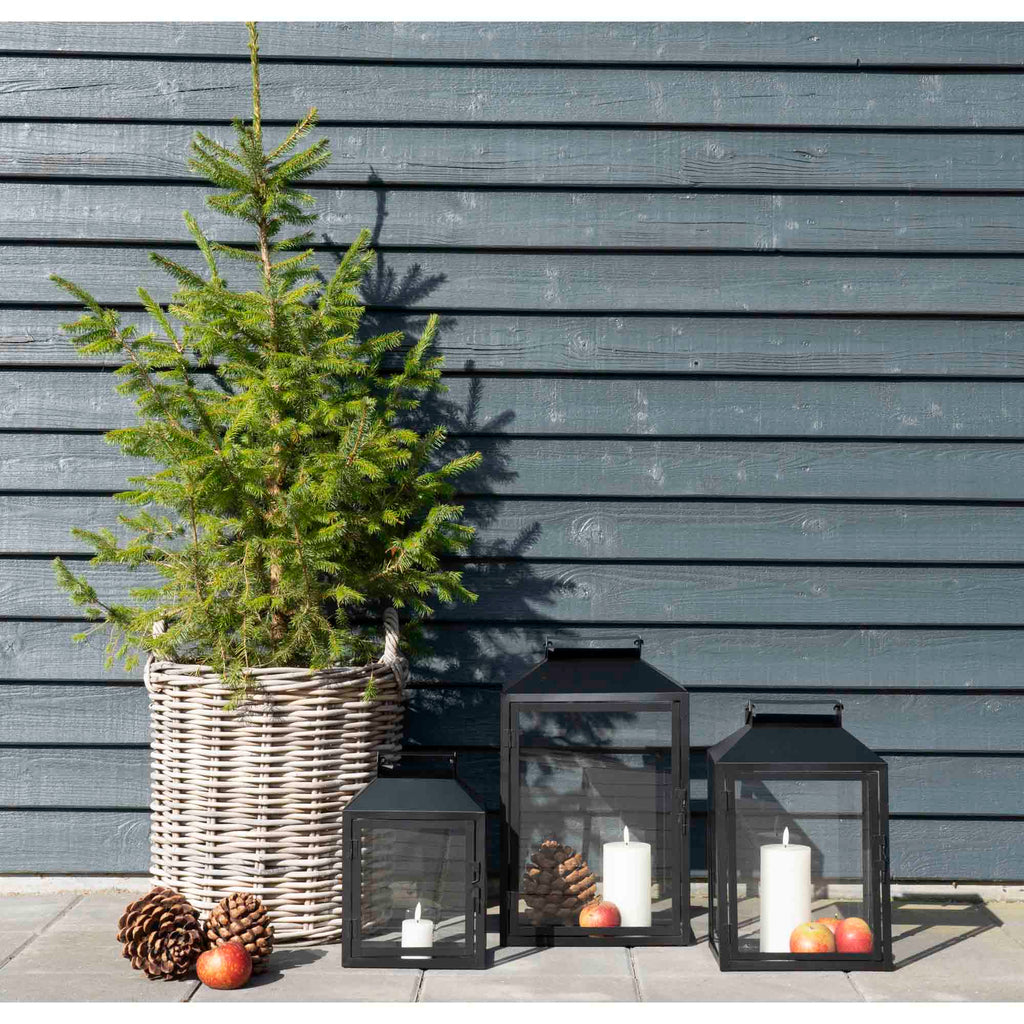 Grand cache-pot Indo rotin kubu sapin de Noël ambiance façade noire hivernale