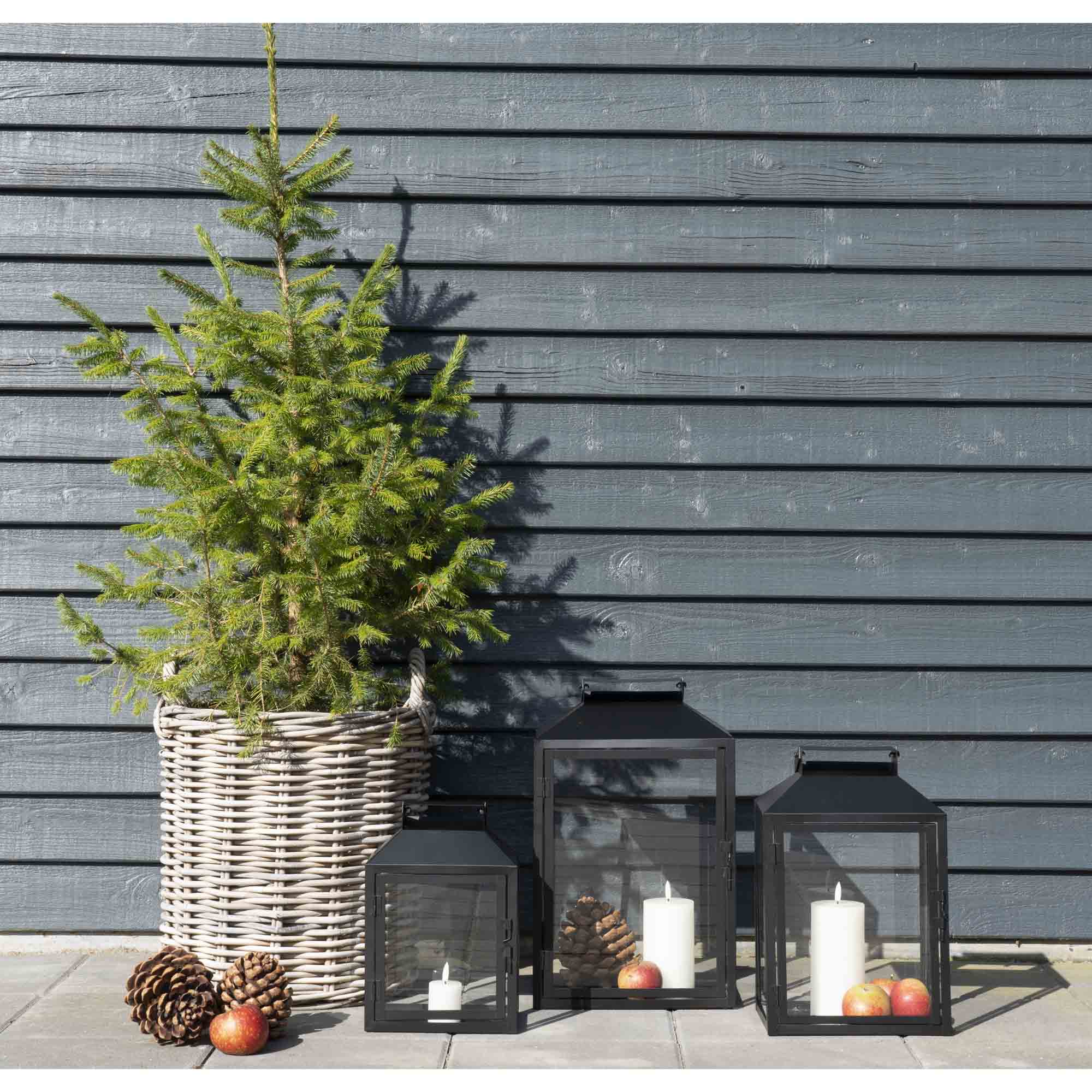 Grand cache-pot Indo rotin kubu sapin de Noël ambiance façade noire hivernale