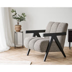 Cache-pot marron avec une plante verte sur une petite table d'appoint à côté d'un fauteuil en bois noir
