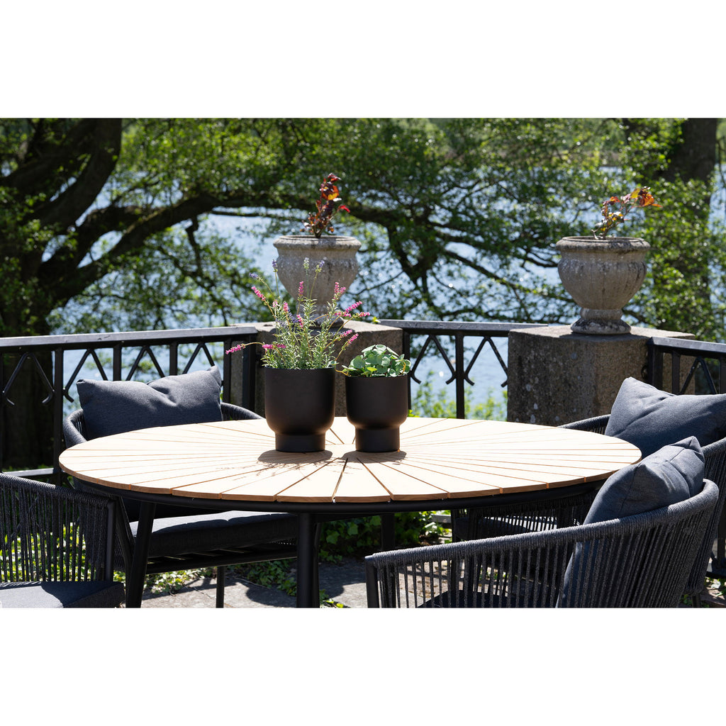 Cache-pots Fulda noirs sur table ronde terrasse extérieur style contemporain