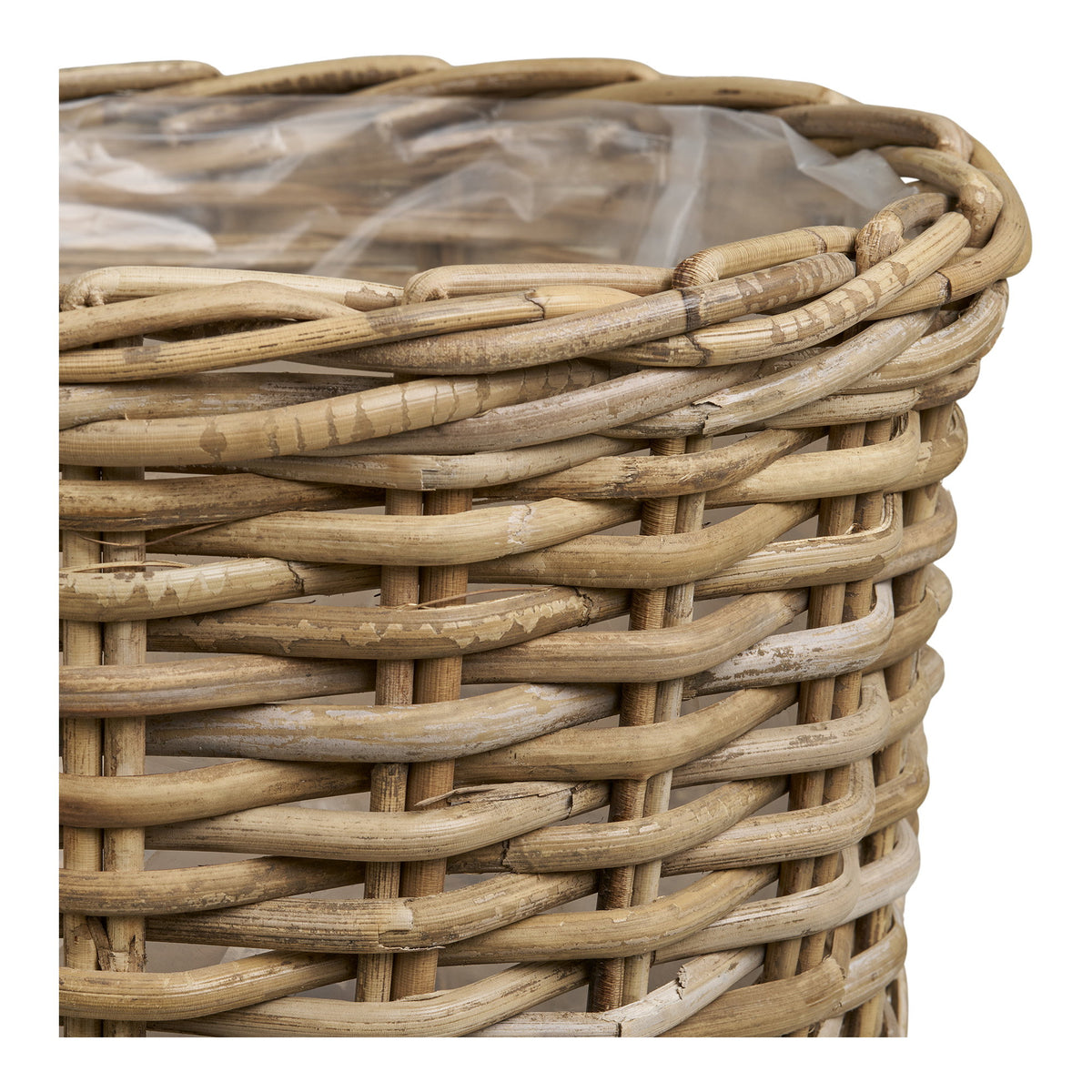 Détail du tressage en rotin kubu et de la bordure torsadée d'un cache-pot Kalak avec sa doublure plastique