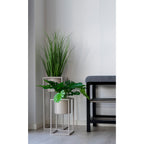 Cache-pots Marla beige gris dans une entrée avec banc gris et porte-manteau