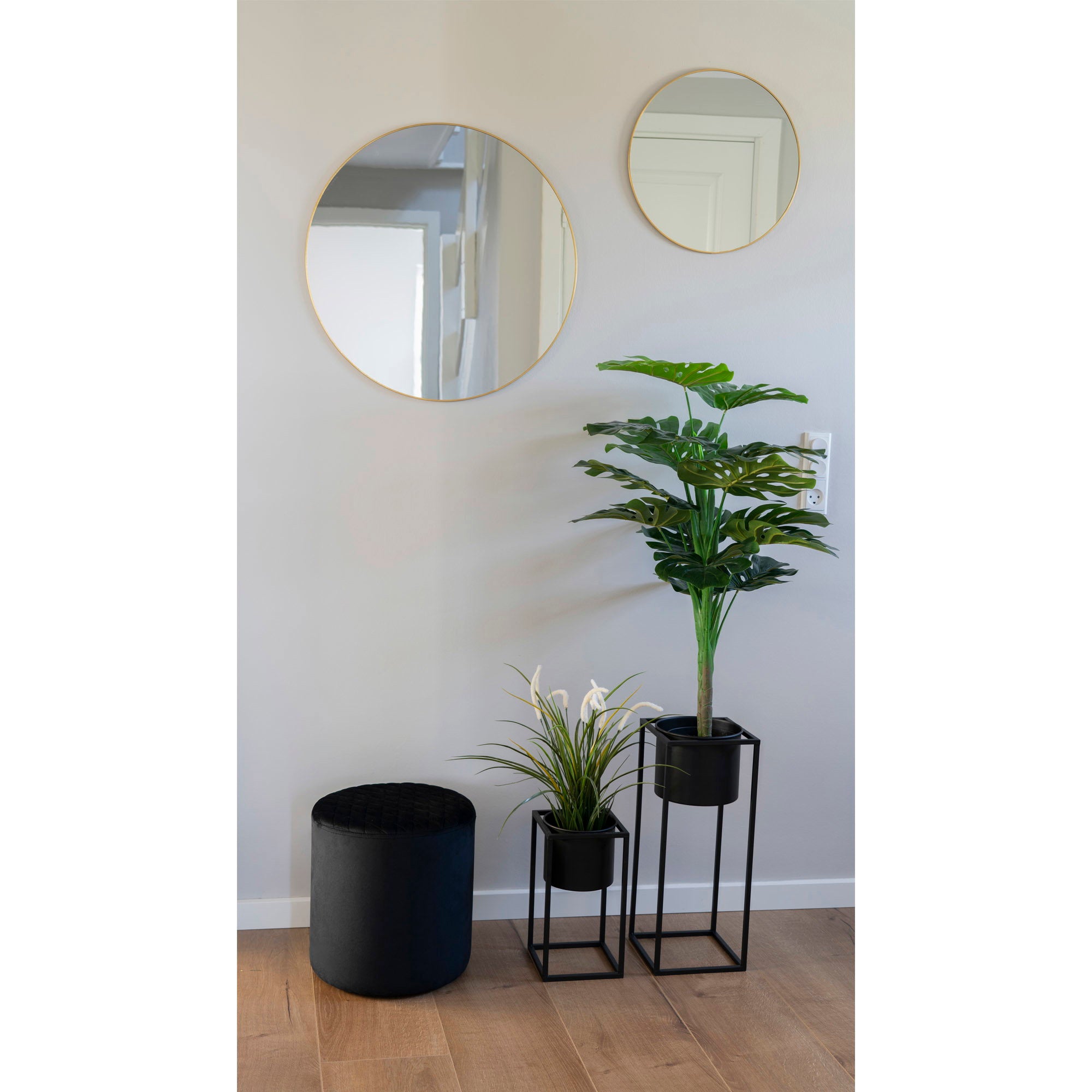 Cache-pots Marla noirs dans entrée avec miroirs dorés style contemporain