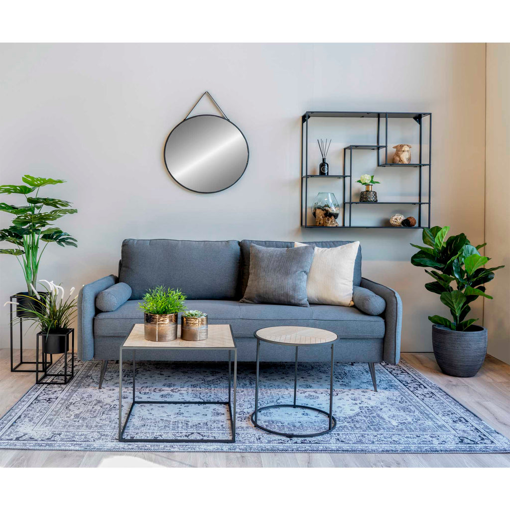 Cache-pots Marla noirs dans salon moderne avec canapé gris et étagère murale