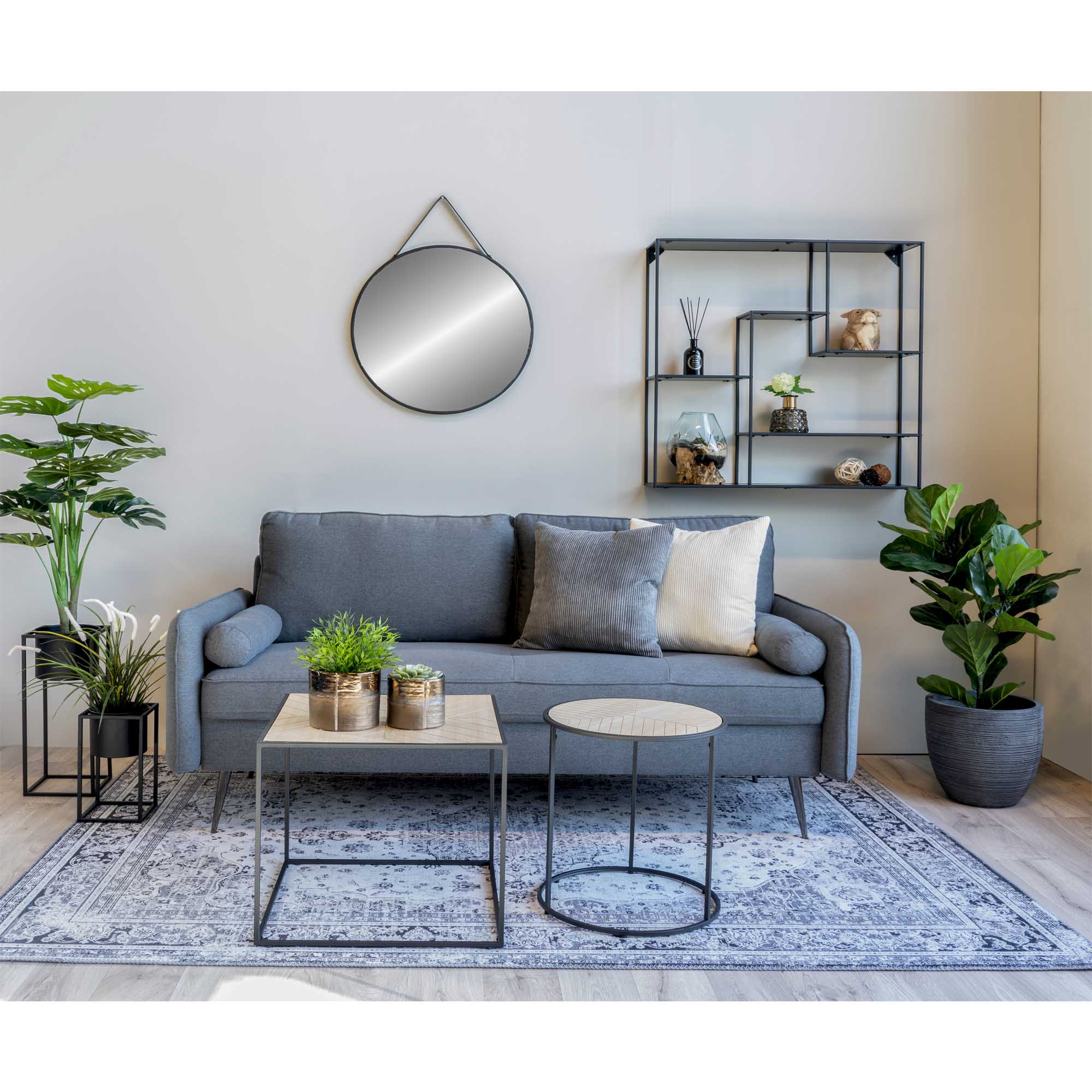 Cache-pots Marla noirs dans salon moderne avec canapé gris et étagère murale