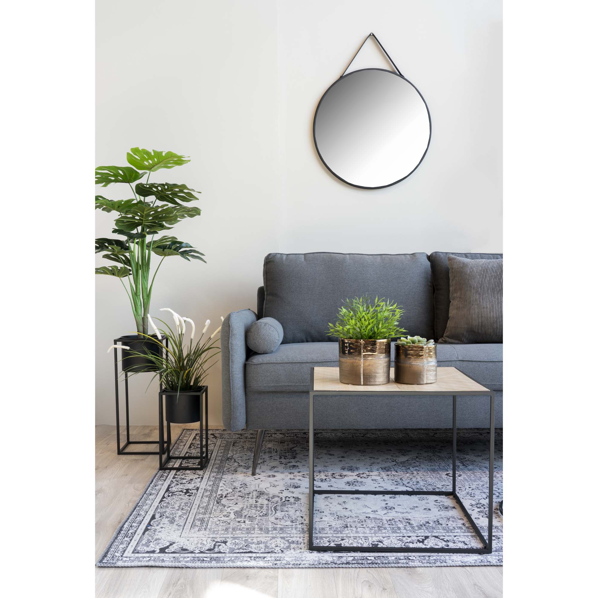 Cache-pot Marla noir avec monstera dans salon canapé gris table basse bois