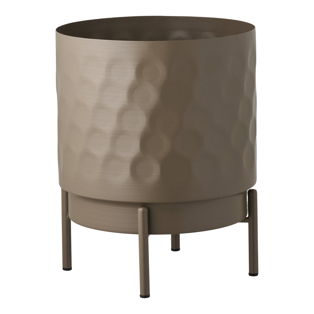 Cache-pot acier martelé taupe sur pied quatre pieds vue trois quarts fond blanc