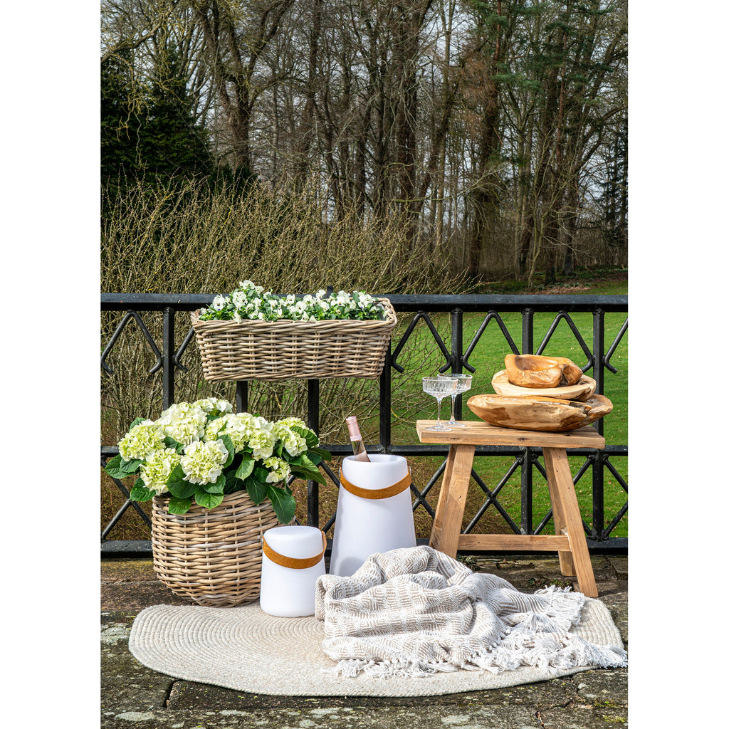 Cache-pots Pulo rotin kubu garnis d'hortensias blancs en ambiance terrasse balcon naturelle