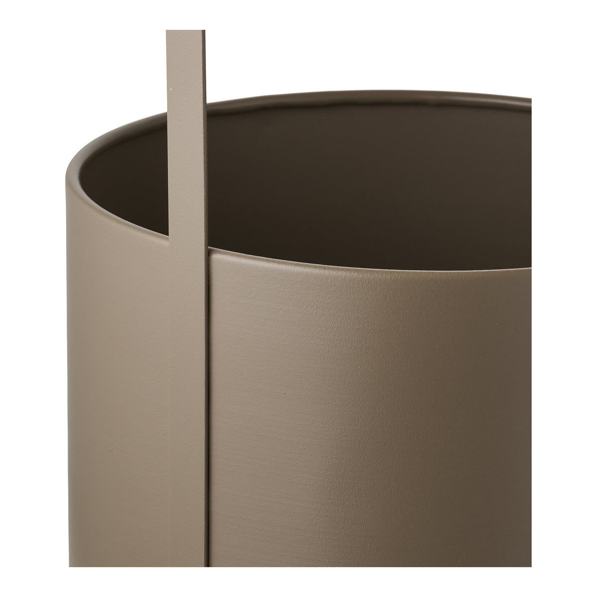 Détail du bord d'un cache-pot en acier taupe mat et de son anse plate fixée le long du flanc
