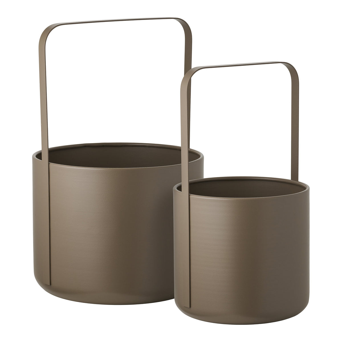 Deux cache-pots cylindriques en acier brossé taupe avec leur anse plate vue de trois quarts sur fond blanc