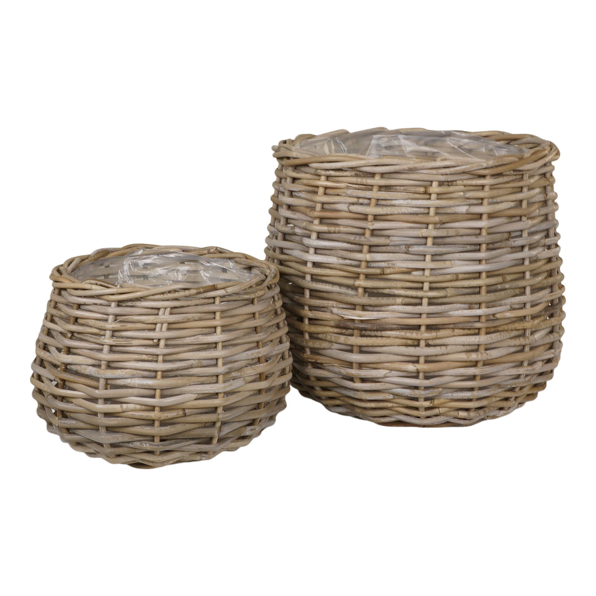 Deux cache-pots ronds Pulo en rotin kubu tressé avec leur doublure plastique vus de trois quarts