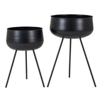 Deux cache-pots sur pied Ardola en acier noir mat petit et grand modèle sur fond blanc