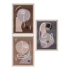 Trois cadres Madison visages abstraits sur fonds brun chocolat terracotta et gris ardoise vus de face