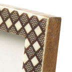 Cadre photo Diamond en résine crème et brun 5x7 cm en situation