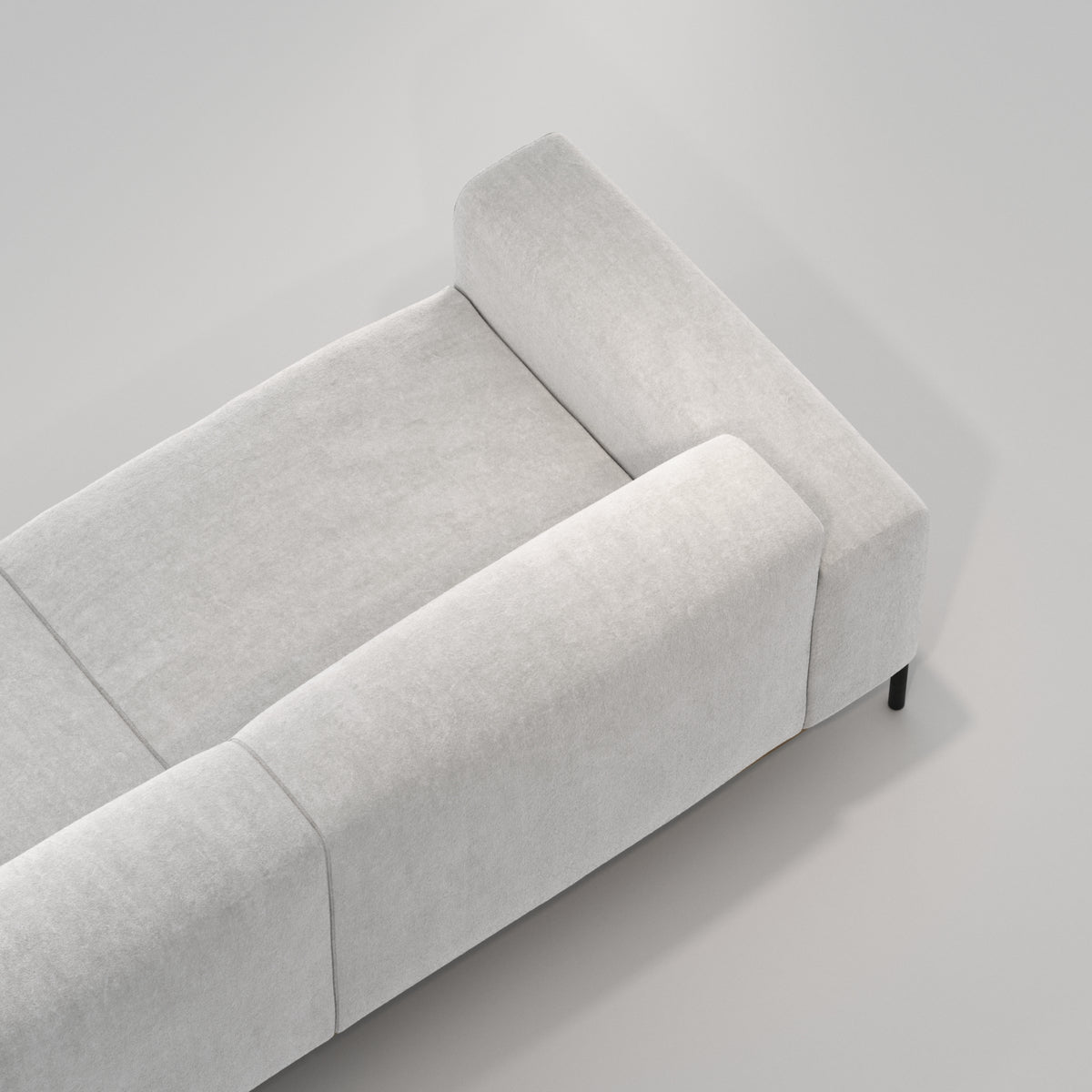 Accoudoir du canapé Bowie en chêne et tissu gris clair vu du dessus