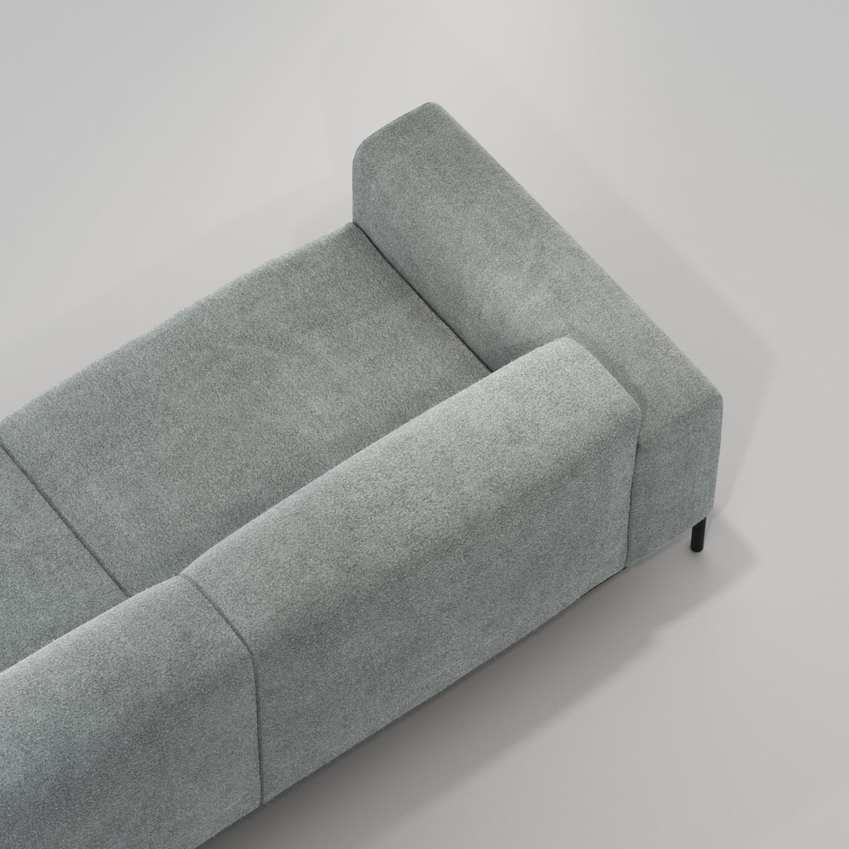 Accoudoir du canapé Bowie en noyer et tissu gris-vert vu du dessus