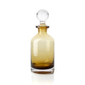 Carafe en verre ambré vue de face avec son bouchon boule en verre incolore et son fond épais à bulles