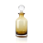 Carafe en verre ambré vue de face avec son bouchon boule en verre incolore et son fond épais à bulles