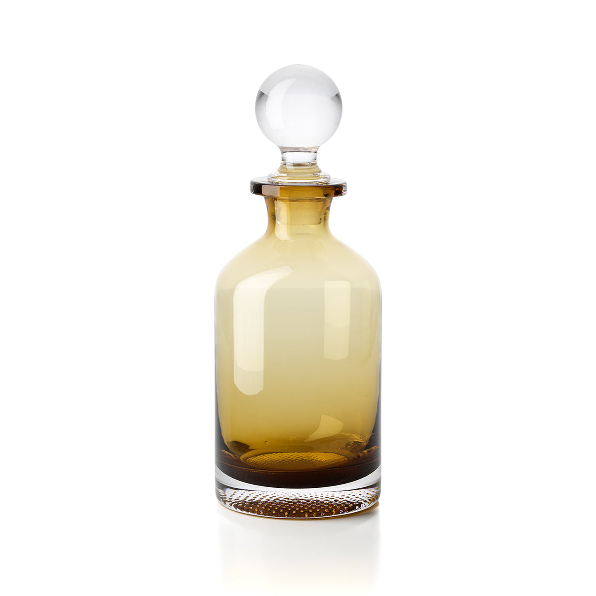 Carafe en verre ambré vue de face avec son bouchon boule en verre incolore et son fond épais à bulles