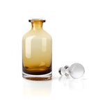 Carafe à bouchon en verre ambré 27 cm en situation