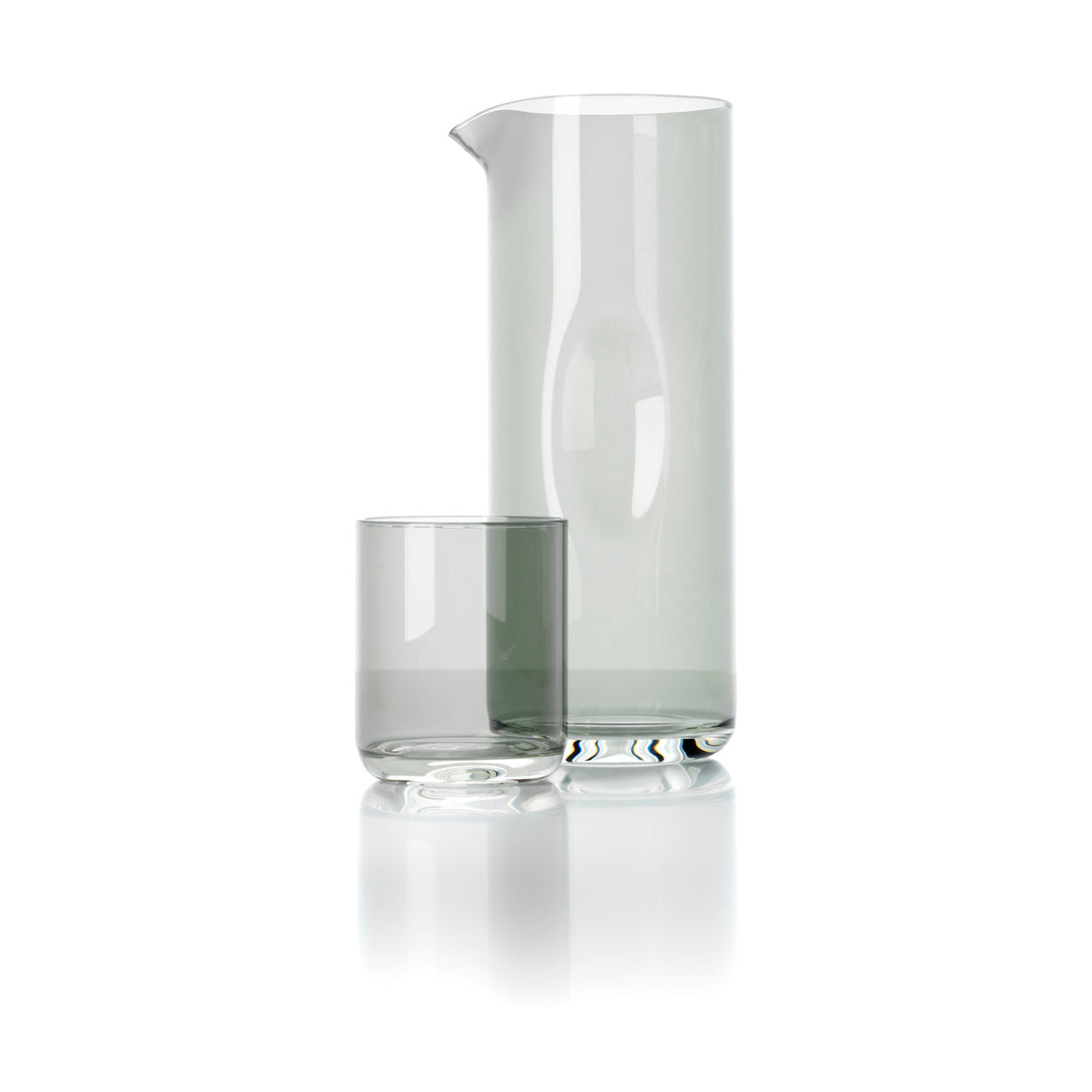 Carafe cylindrique en verre gris fumé à côté d'un gobelet assorti