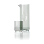 Carafe cylindrique en verre gris fumé 26 cm en situation