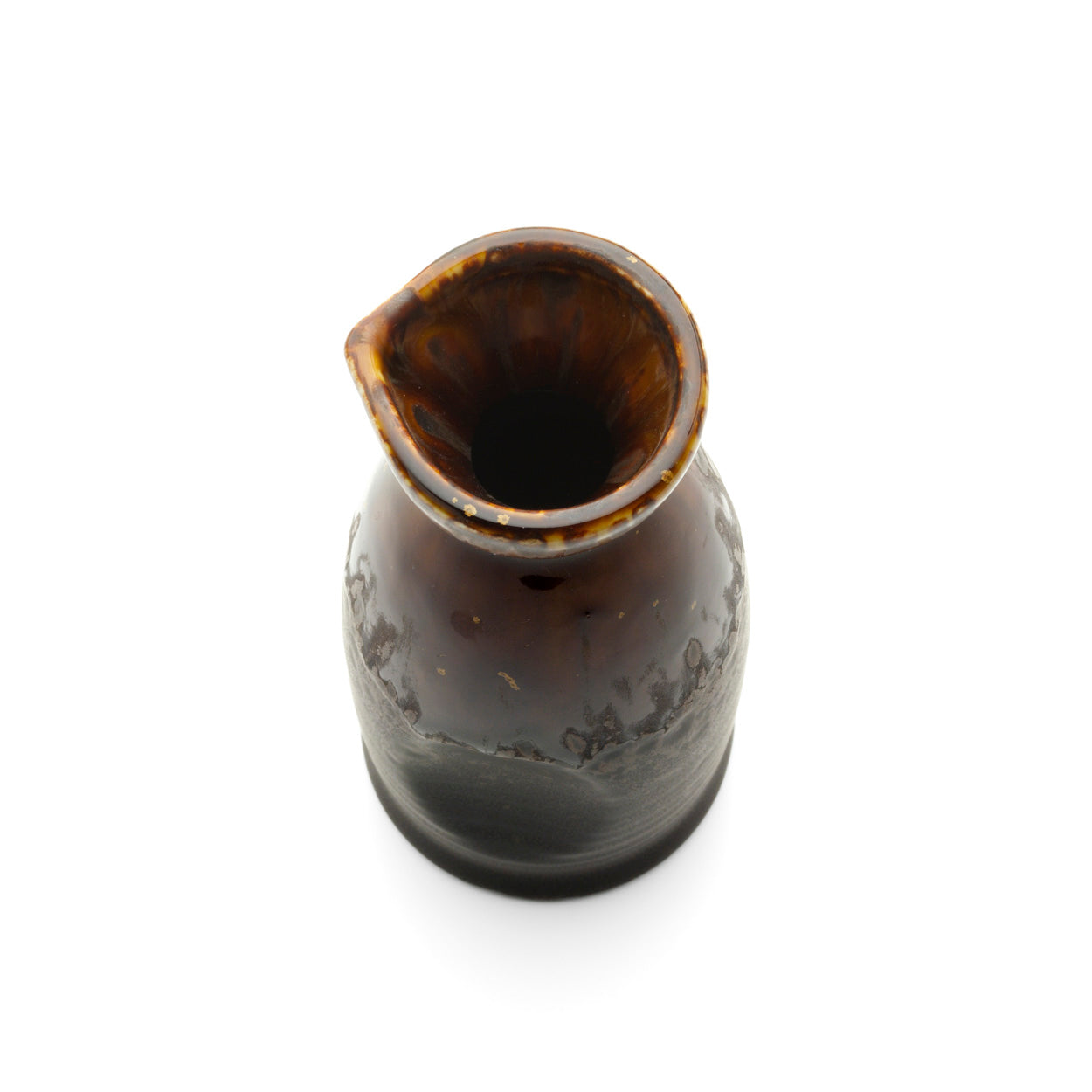 Carafe à saké en céramique émaillée brune en situation