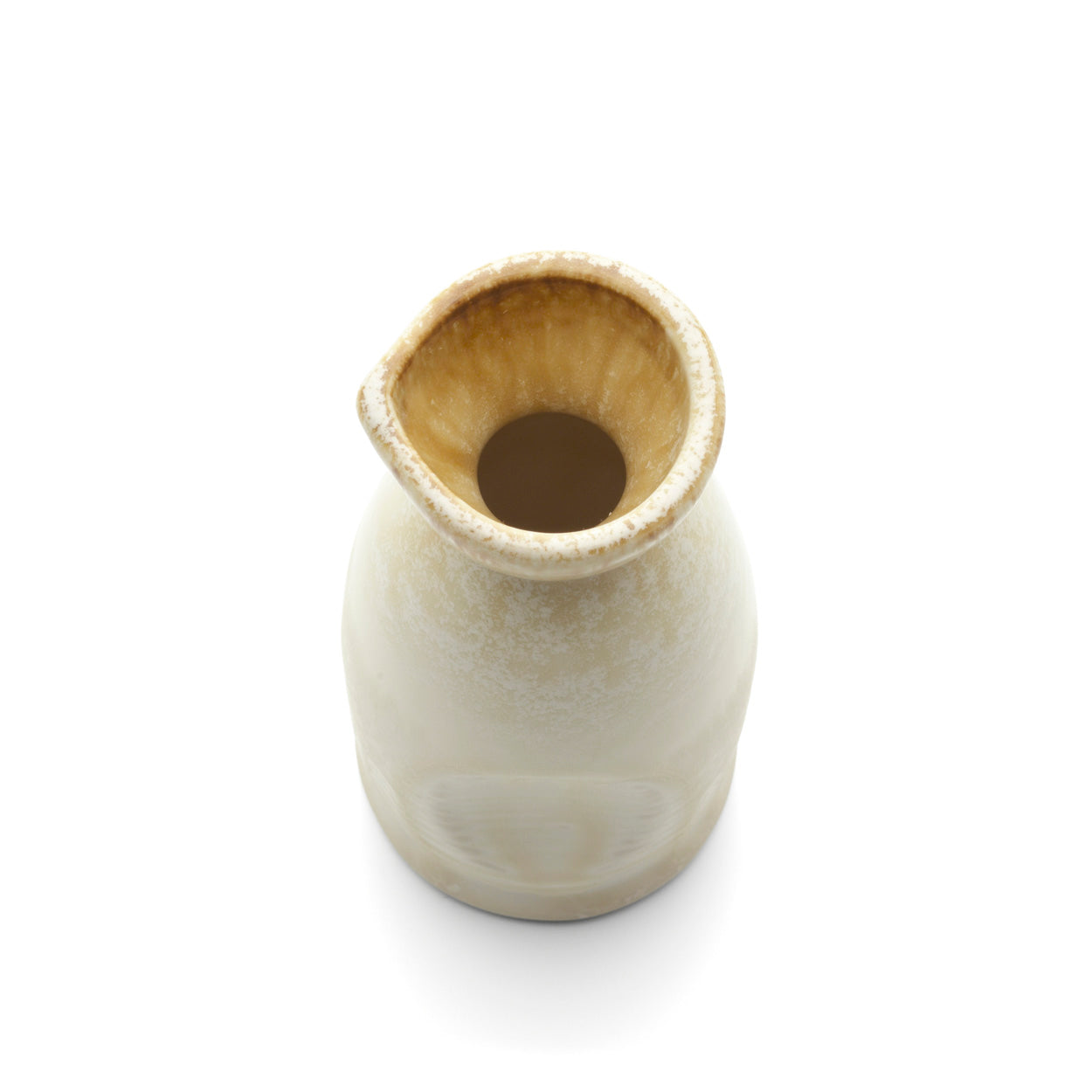 Carafe à saké en céramique émaillée crème et miel en situation