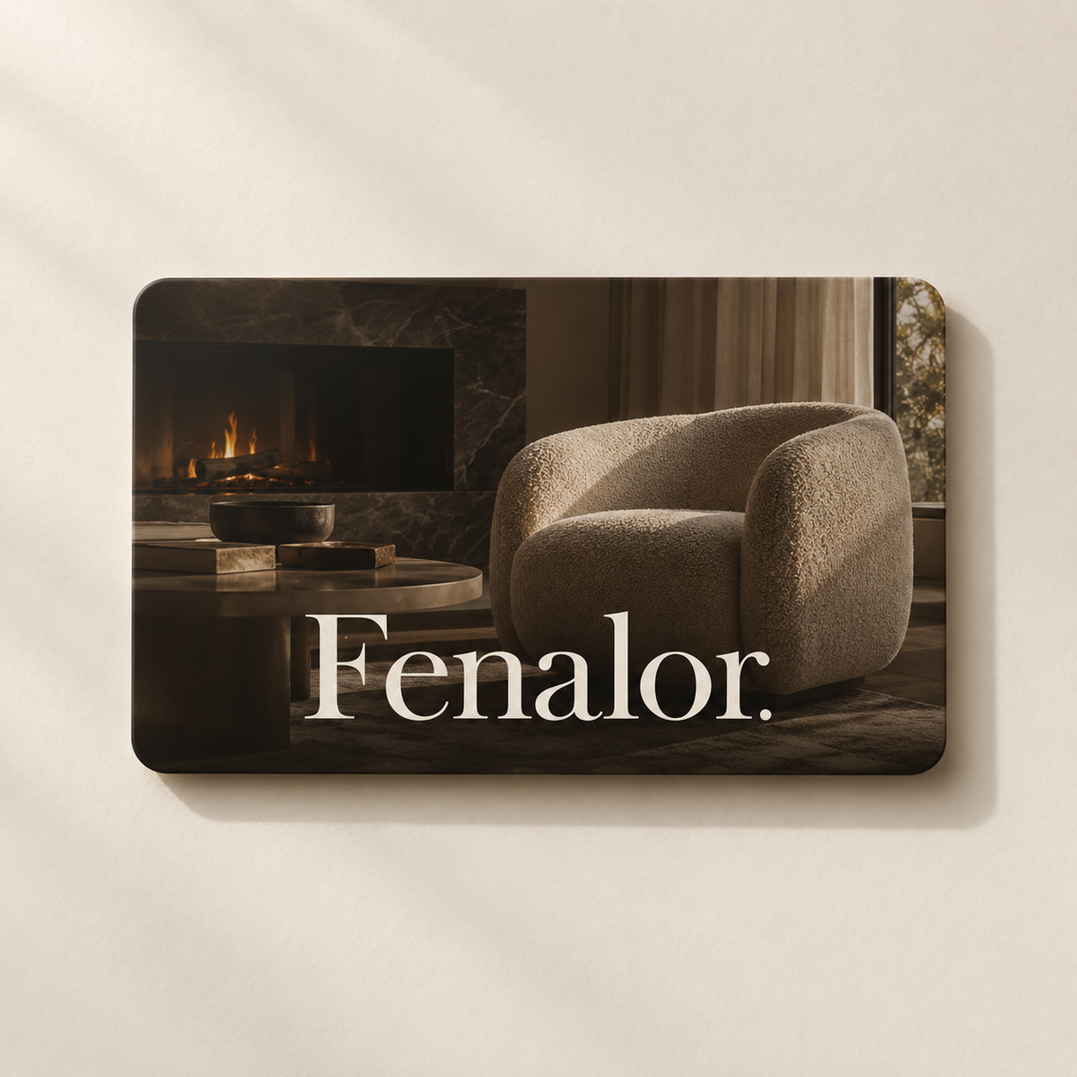 Fenalor Geschenkgutschein, weißes Logo auf einem Wohnzimmer mit Bouclé-Sessel und Kamin