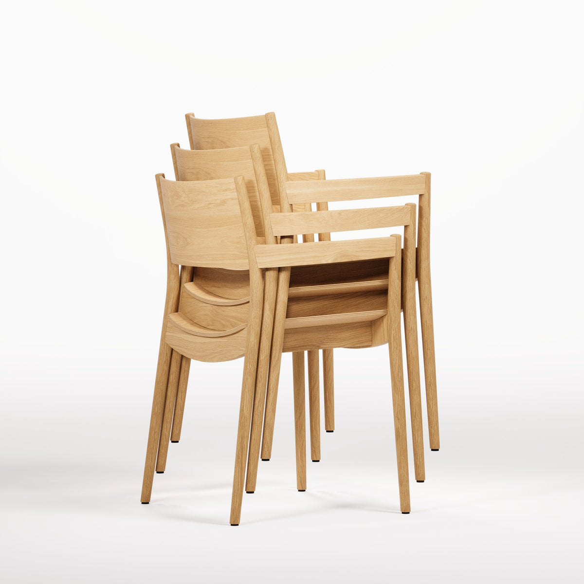 Trois chaises à accoudoirs Vio en chêne naturel, empilées