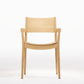 Chaise à accoudoirs empilable Vio en chêne naturel vue de face