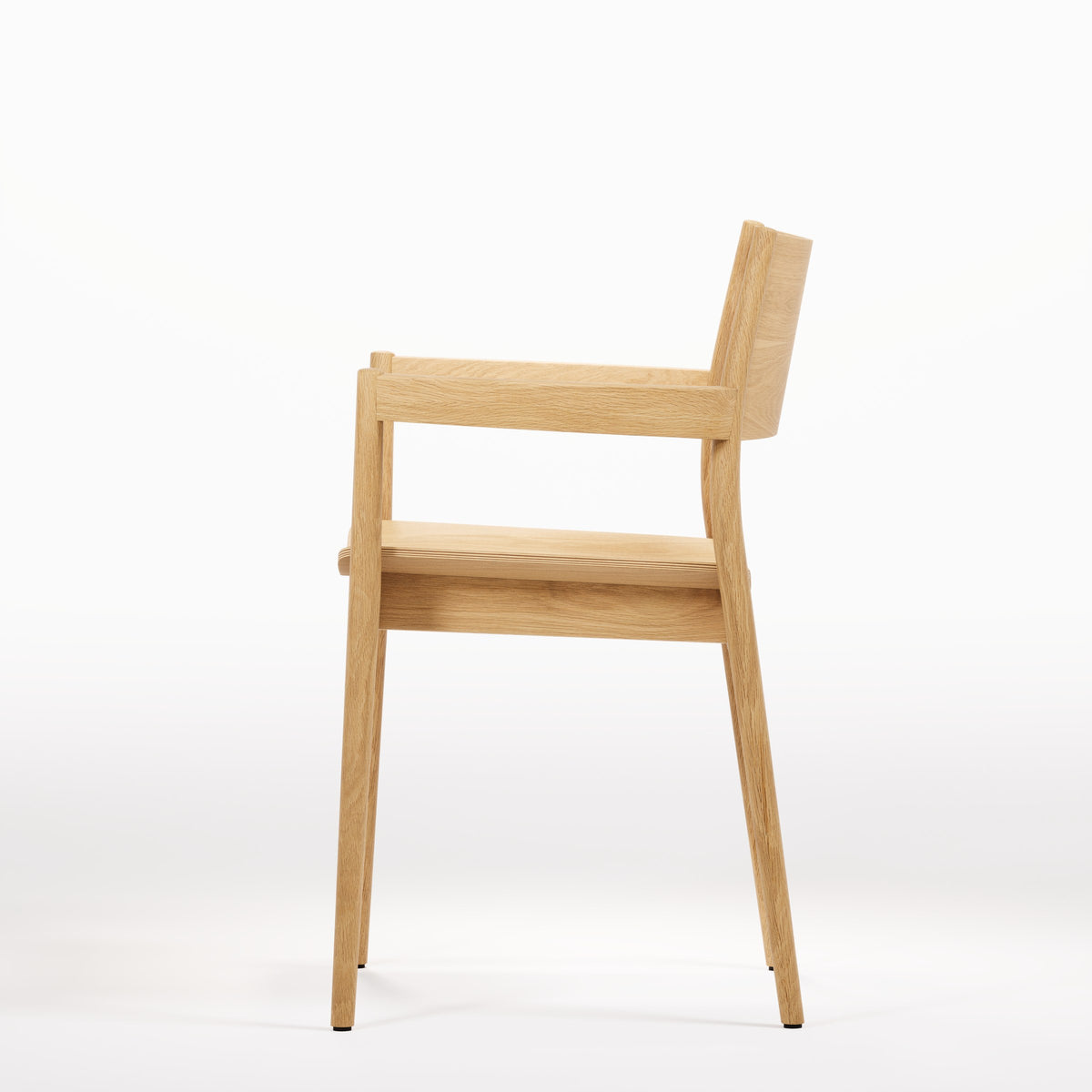 Chaise à accoudoirs empilable Vio en chêne naturel vue de profil