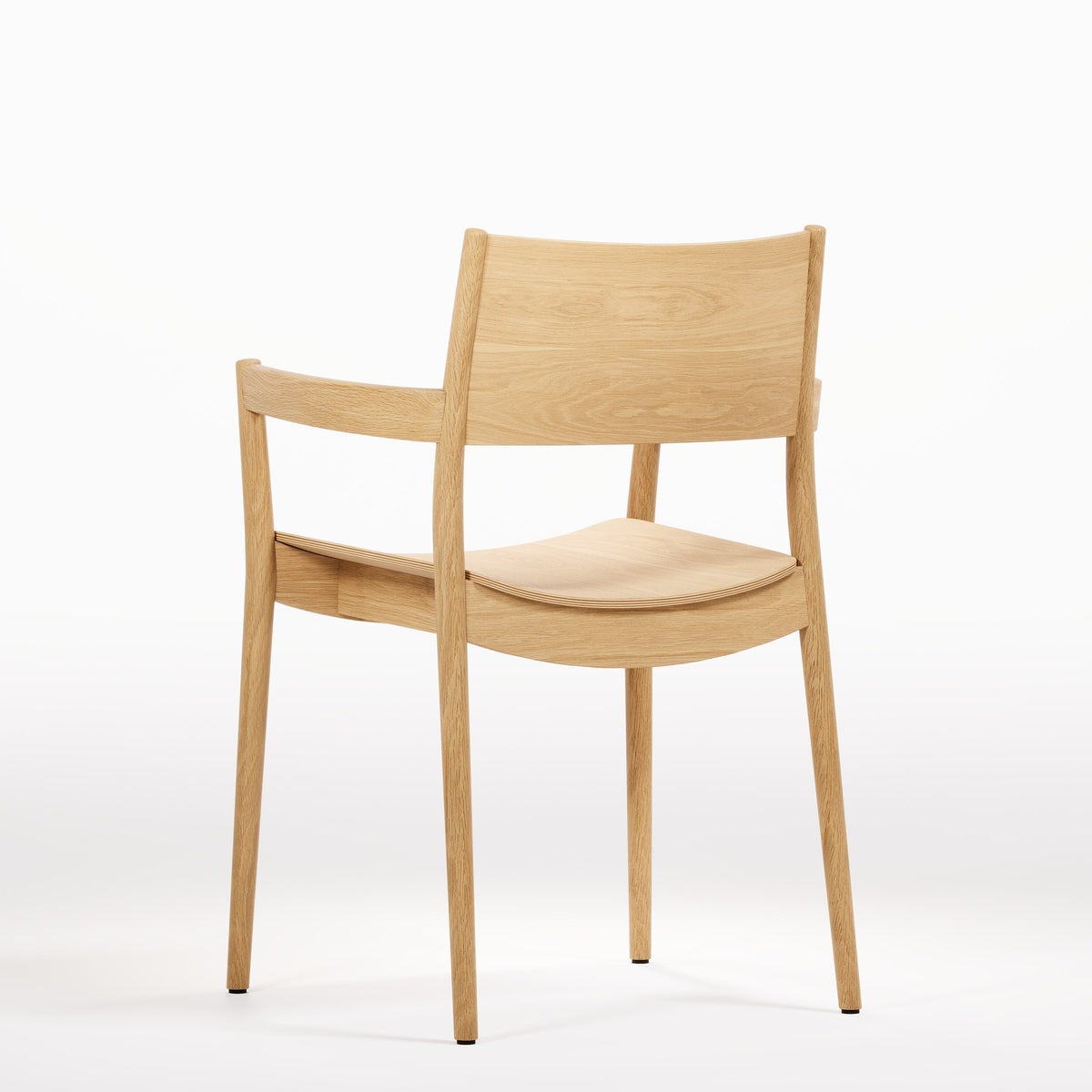 Chaise à accoudoirs empilable Vio en chêne naturel vue de trois quarts arrière