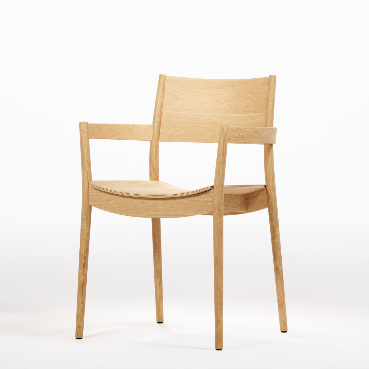 Chaise à accoudoirs empilable Vio en chêne naturel vue de trois quarts