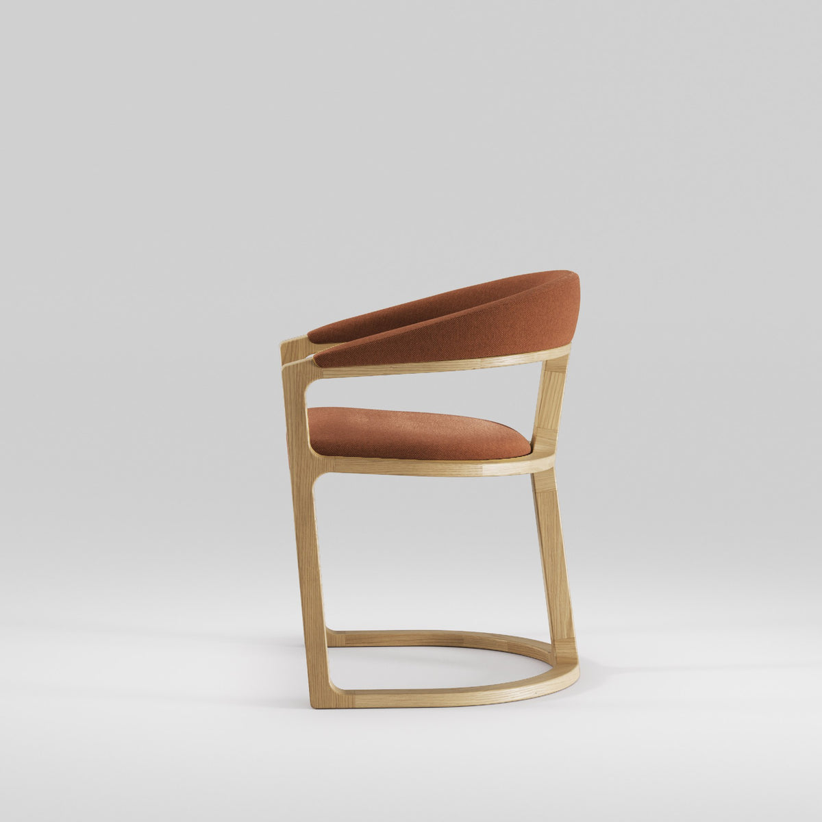 Chaise à accoudoirs Kobe en chêne et tissu rouille vue de profil