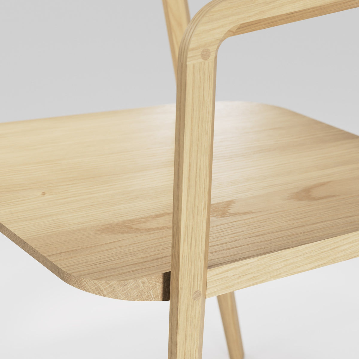 Détail de l'assise de la chaise à accoudoirs Kundera en chêne naturel