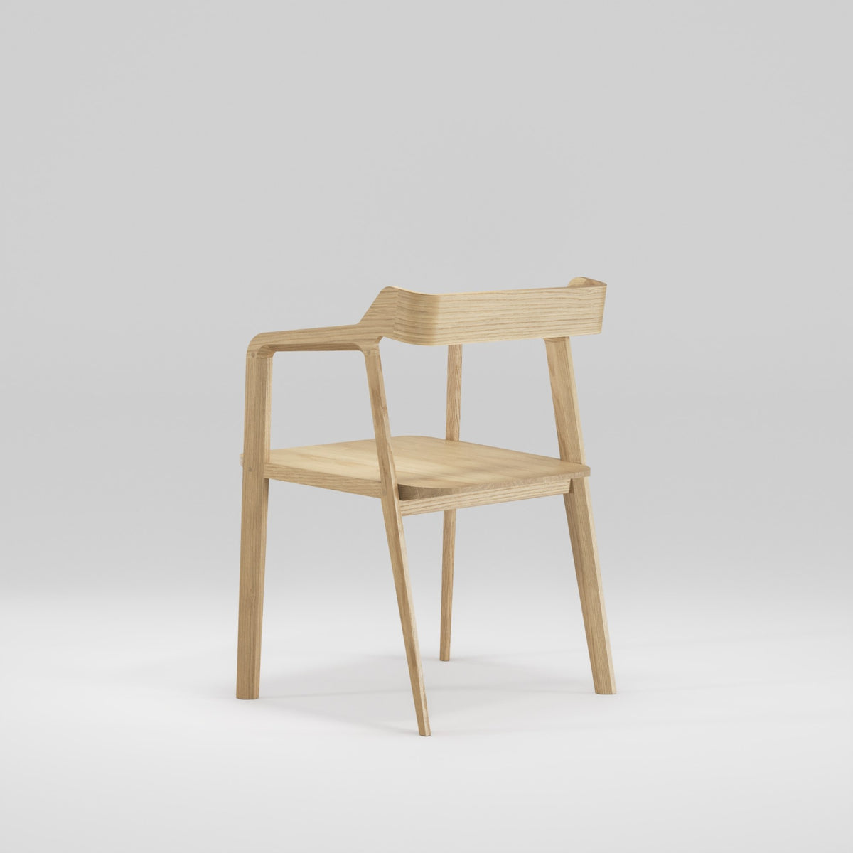 Chaise à accoudoirs Kundera en chêne naturel vue de trois quarts arrière