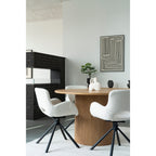 Chaises Amorim pivotantes bouclé blanc cassé autour table ovale bois cannelée avec cheminée et tableau graphique