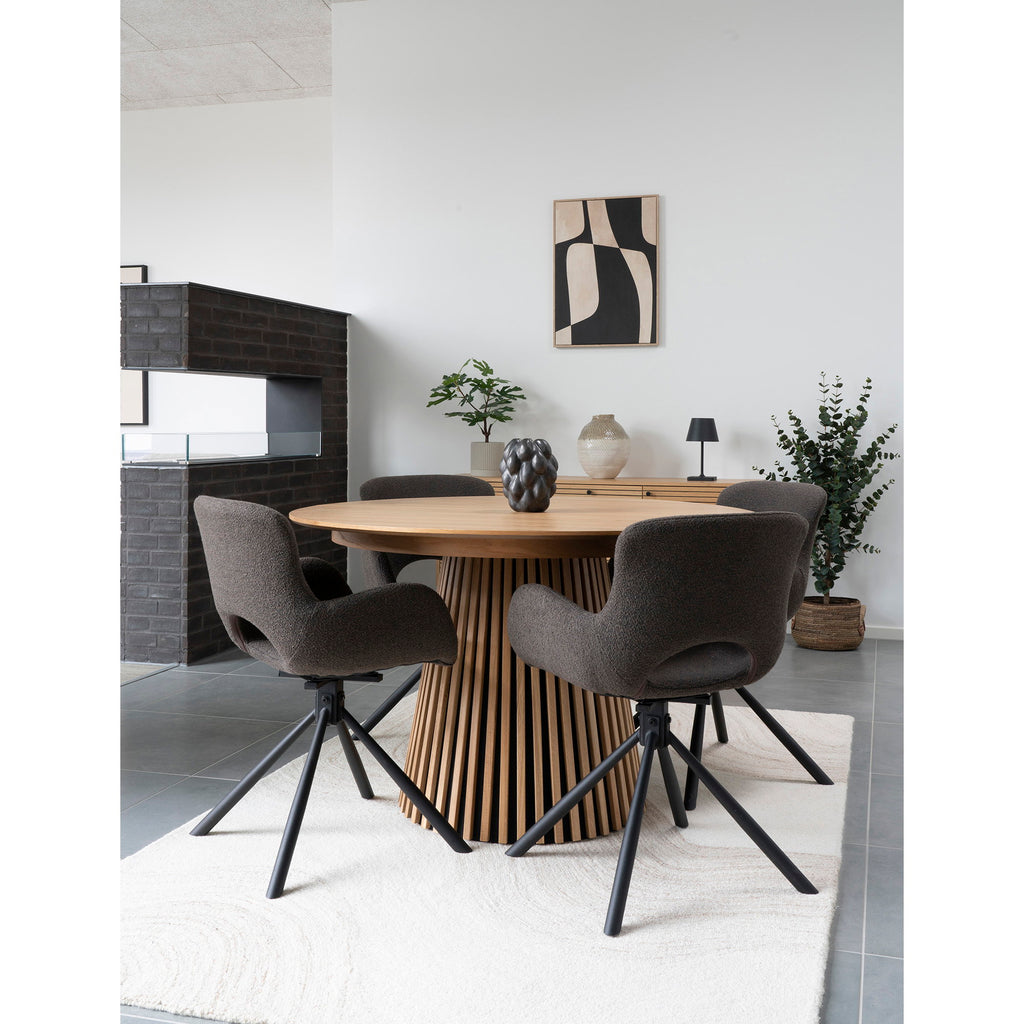Chaises Amorim pivotantes bouclé mushroom autour table ronde bois cannelée avec cheminée et tableau graphique