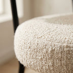 Chaise Badalona bouclé blanc dans une salle à manger contemporaine épurée