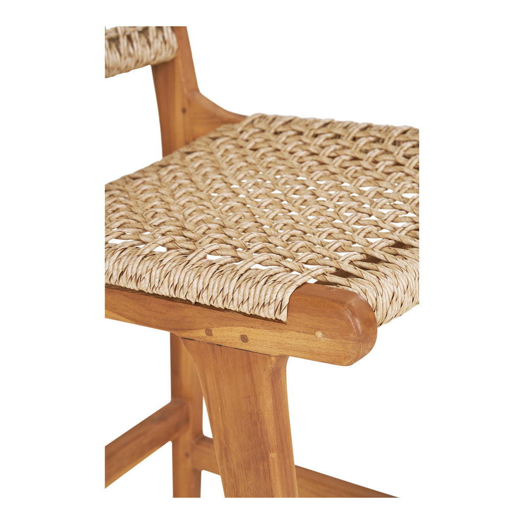Gros plan assise chaise bar Derby, tressage rotin PE serré sur cadre teck arrondi