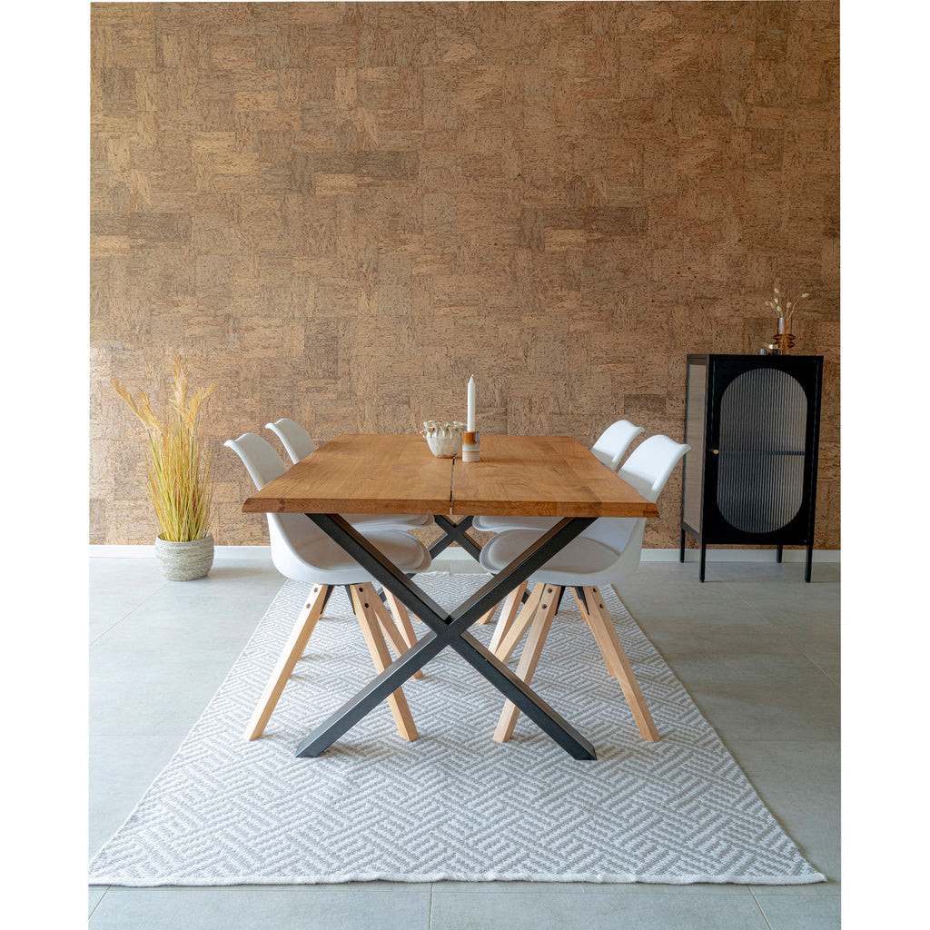 Chaises Bergen blanches autour d'une table en bois massif pieds métal – décoration contemporaine