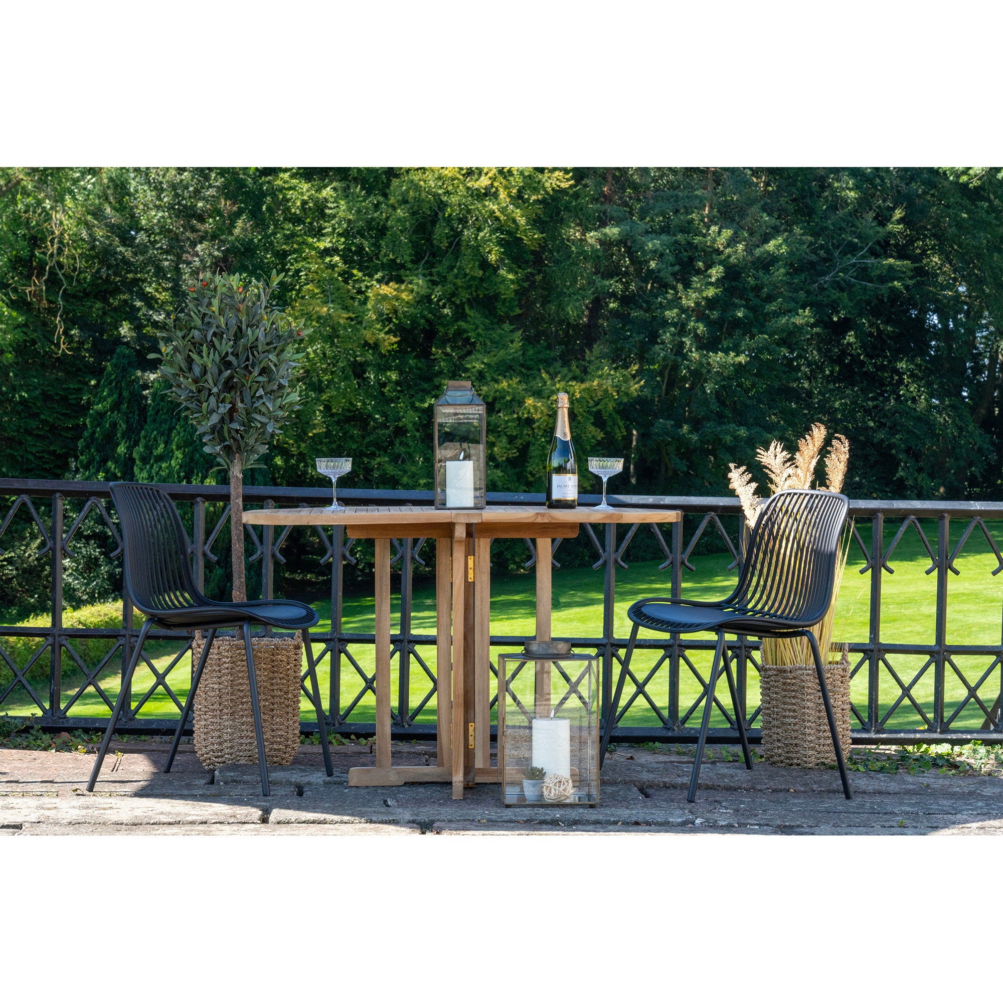 Duo chaises Branson noires table ronde teck terrasse jardin verdoyant