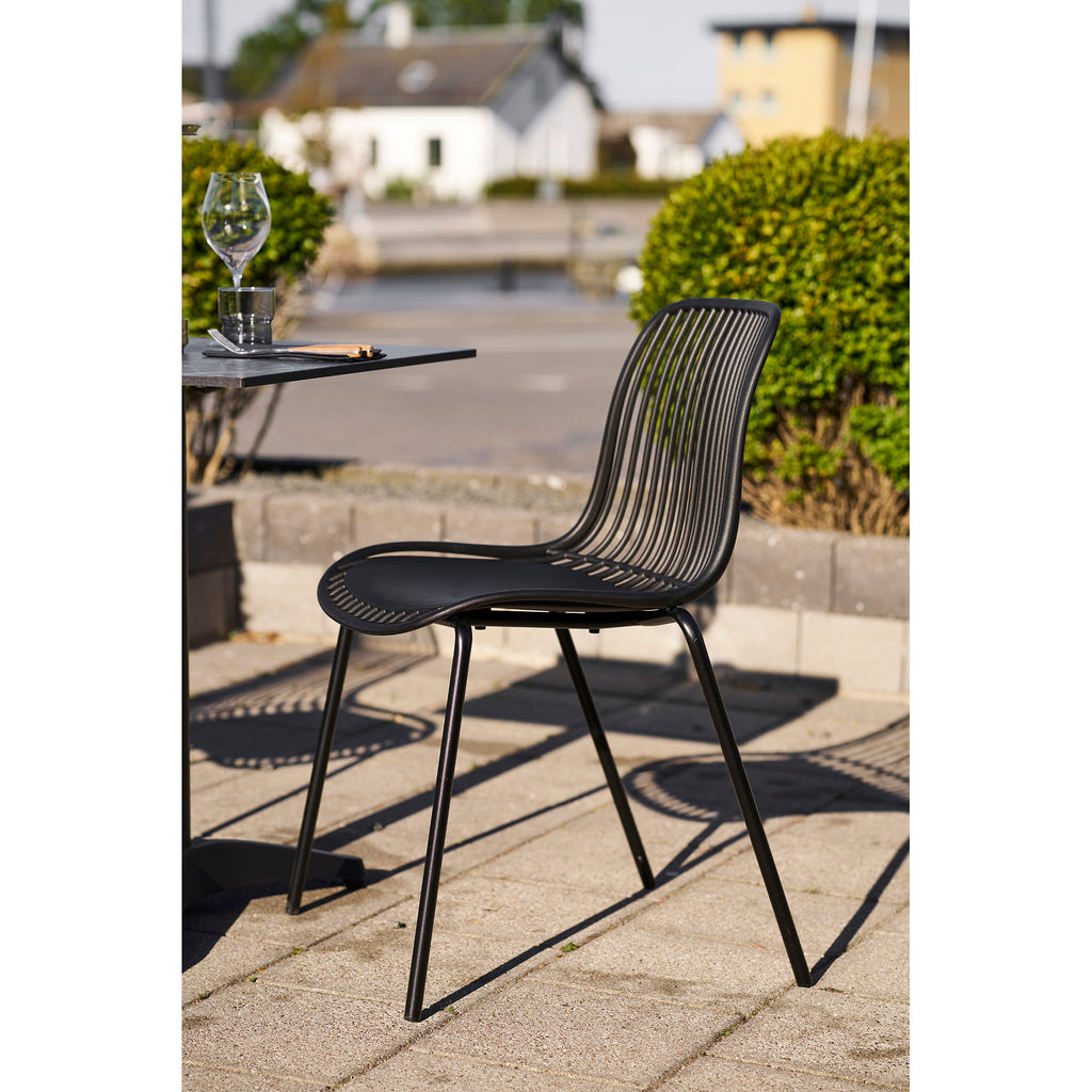 Chaises Branson noires intérieur style bistrot table carrée carrelage damier