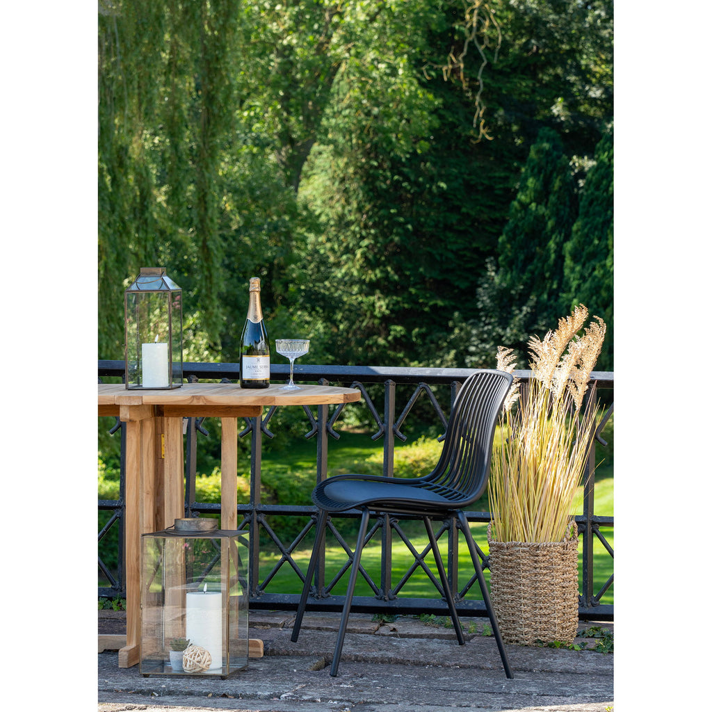 Chaise Branson noire table bistrot terrasse bord de l'eau ambiance estivale