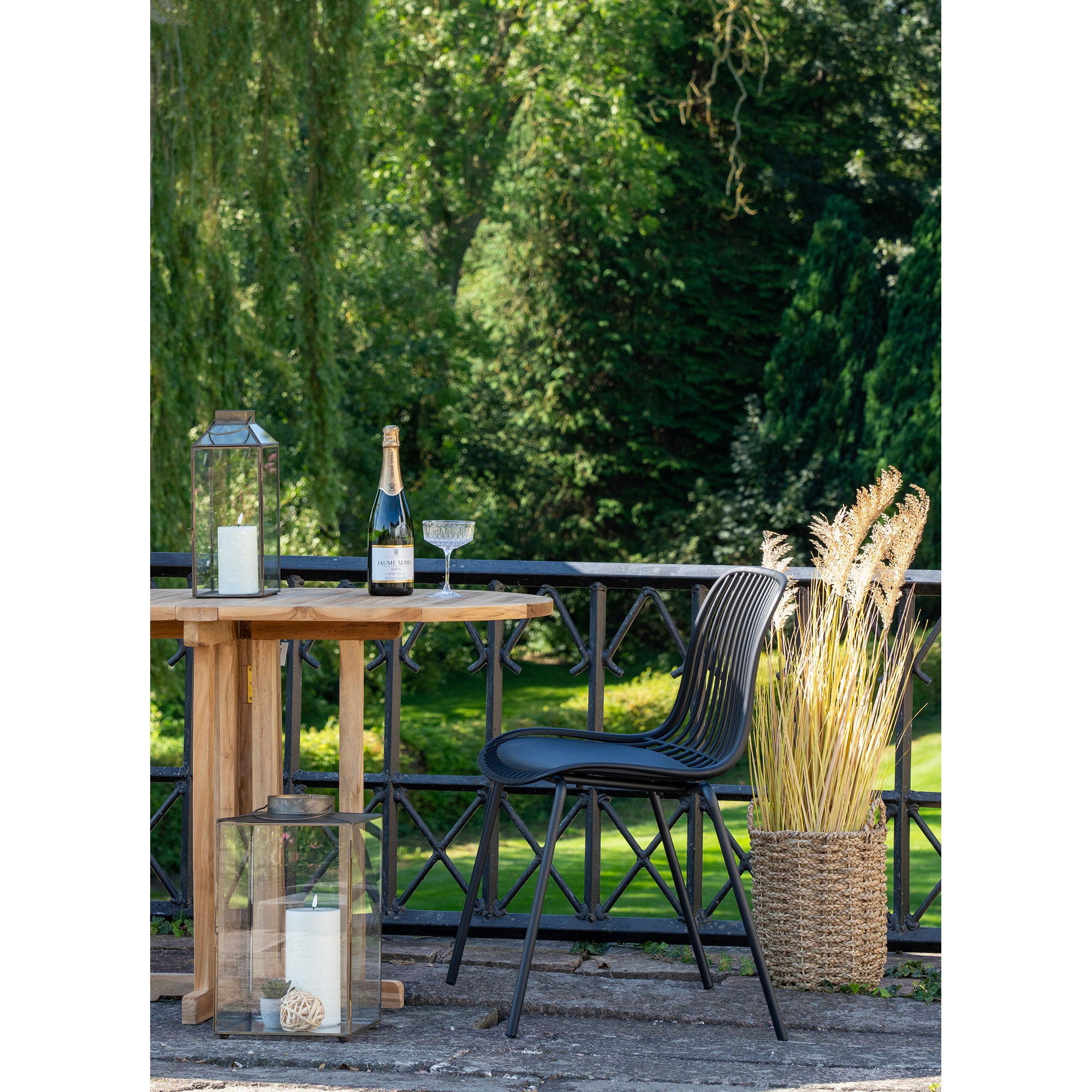 Chaise Branson noire table bistrot terrasse bord de l'eau ambiance estivale