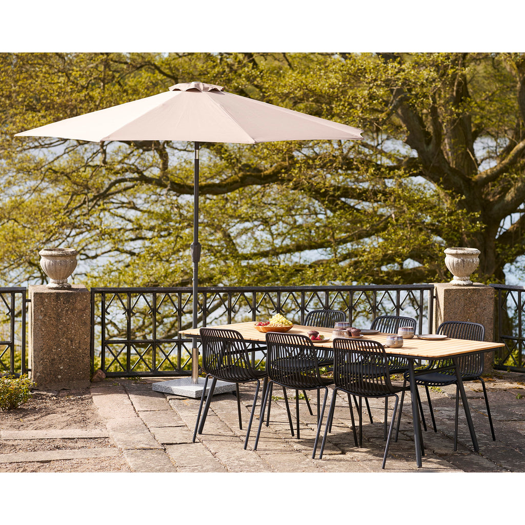 Salon de jardin chaises Branson noires avec parasol beige table bois