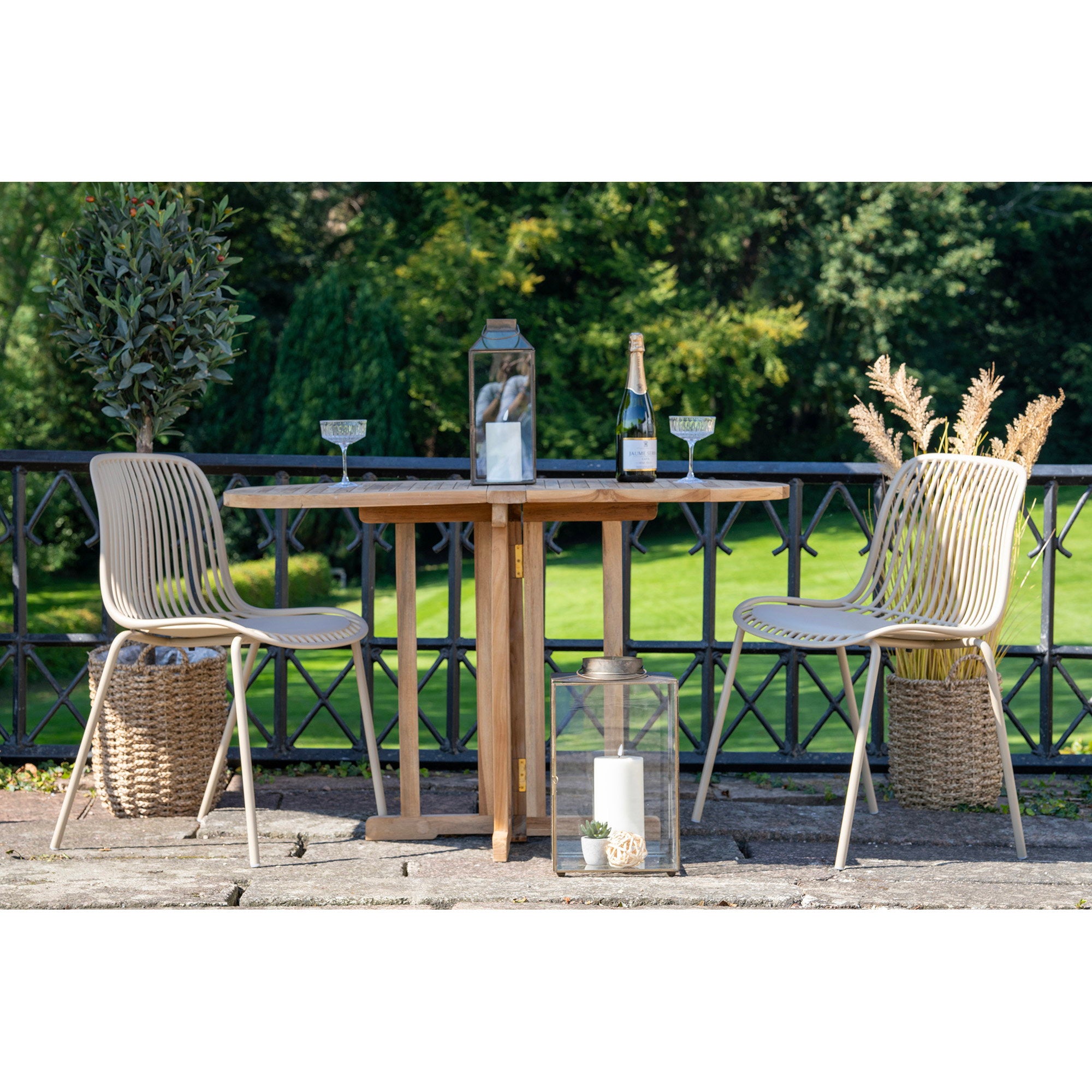 Duo chaises Branson sable table ronde teck terrasse jardin verdoyant