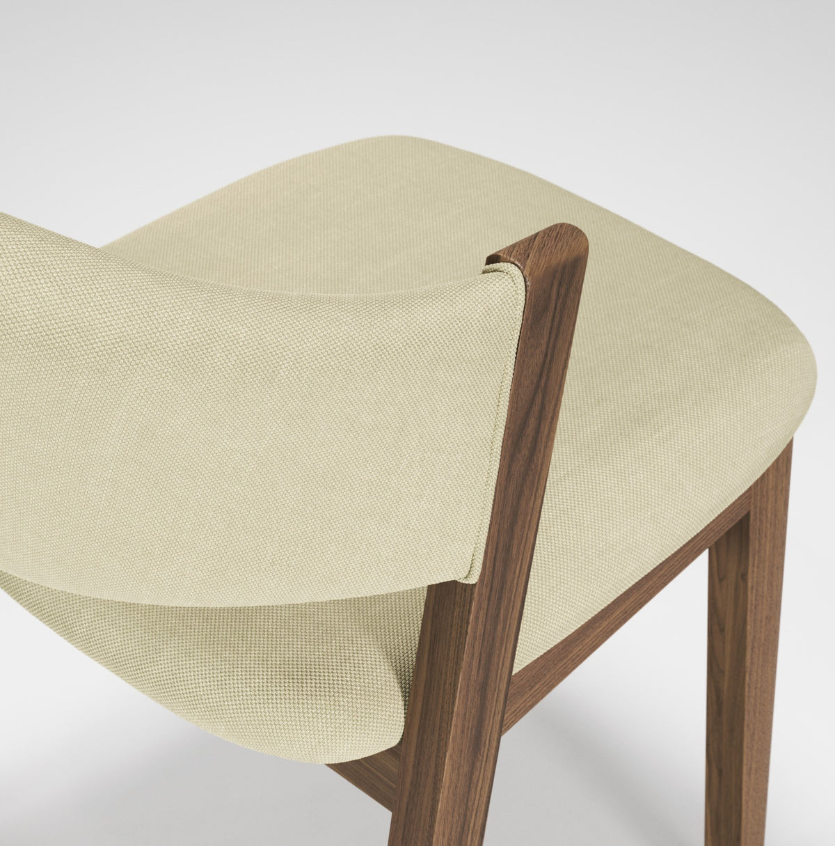 Détail du garnissage de la chaise Caravela en noyer et tissu crème